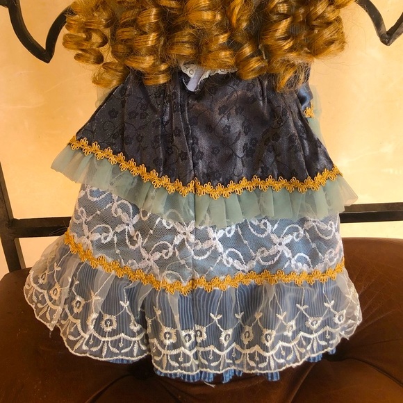 HALLOWEEN “DIA DE LOS MUERTOS” Hand Painted Doll - Picture 9 of 10